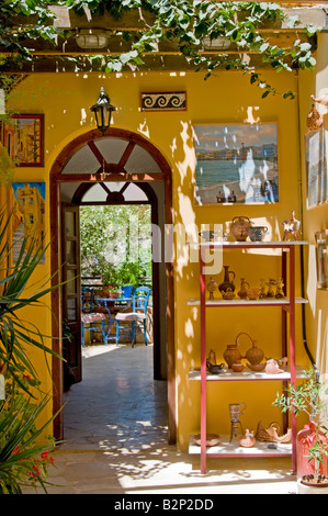 Chania, Kreta, Griechenland. Souvenirs zum Verkauf am Eingang zum Restaurant Stockfoto