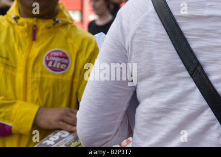 Anbieter geben kostenlose Zeitungen an London-Pendler Stockfoto