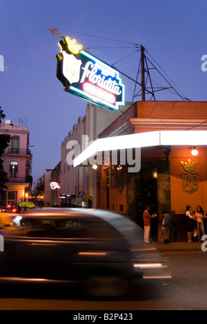 Alte amerikanische Oldtimer vorbeifahren El Floridita in La Habana Vieja Havanna Kuba Stockfoto