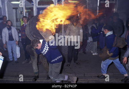 Brennenden Teer Fässer Brauch, schon St Mary Devon UK Stockfoto