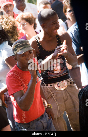 Mann, die Rappen in Afro-kubanische Rumba-Performance im Callejon de Hamel im Stadtteil Cayo Hueso Havanna Kuba Stockfoto