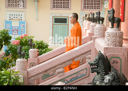 Einsamer Mönch absteigend die Schritte in einem Tempel Thailand Bangkok Stockfoto