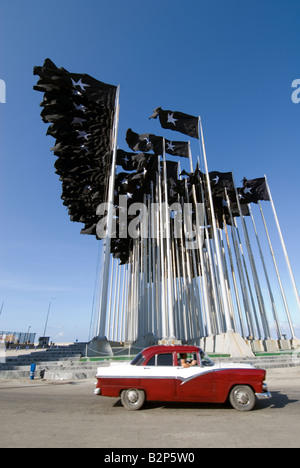 Alte amerikanische Oldtimer vorbeifahren montieren der Flaggen-Denkmal an der Jose Mart Anti-Imperialist Plaza Havanna-Kuba Stockfoto