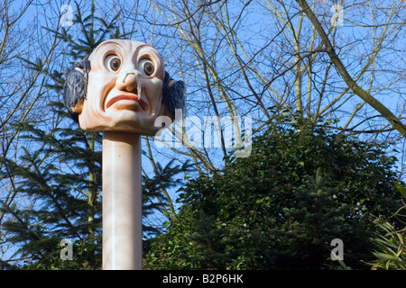 Die Märchen-Figur Langhals (Langnek) hebt seinen Kopf über dem Laub im Freizeitpark Efteling, Kaatsheuvel, Holland Stockfoto