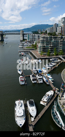 False Creek, Burrard Bridge und Wohnungen in der Innenstadt von Vancouver, BC, Kanada, von Granville Bridge aus gesehen. Stockfoto