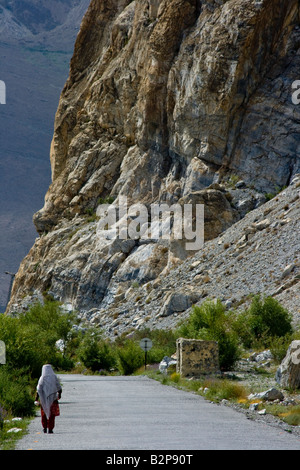 Wakhi Frau auf dem Karakorum Highway in Passu Nordbereiche Pakistan Stockfoto