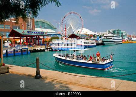 Chicago Navy Pier mit Wassertaxi andocken und entlasten Passagiere vorbereitet. Stockfoto