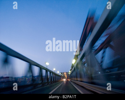 Die Beschleunigung über die alte Brücke in Bratislava, Slowakei Stockfoto