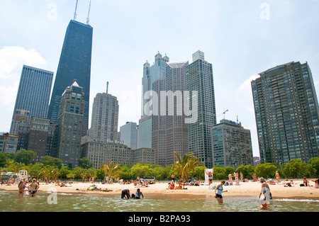 Oak St. Beach & Skyline Chicagos Stockfoto