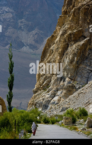 Wakhi Frau auf dem Karakorum Highway in Passu Nordbereiche Pakistan Stockfoto