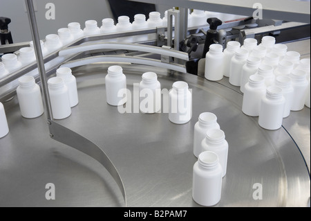 Pille-Tablet-Medizin-Flaschen abgefüllt In pharmazeutischen Fließband-Abfüllanlage Stockfoto