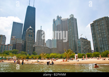 Oak St. Beach & Skyline Chicagos Stockfoto