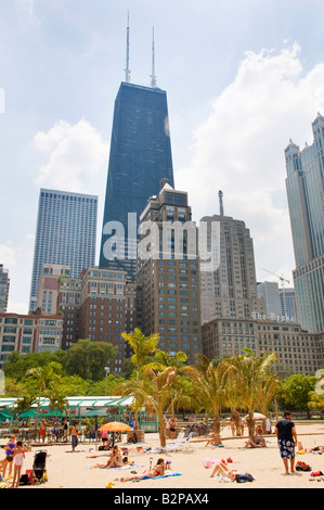 Oak St. Beach & Skyline Chicagos Stockfoto