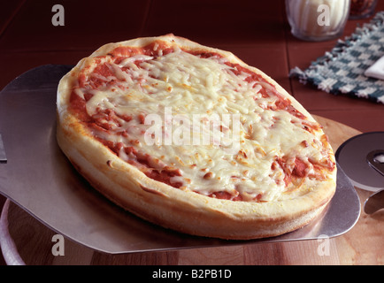 Pizza auf Schale serviert an einem Tisch In einem Restaurant, USA Stockfoto