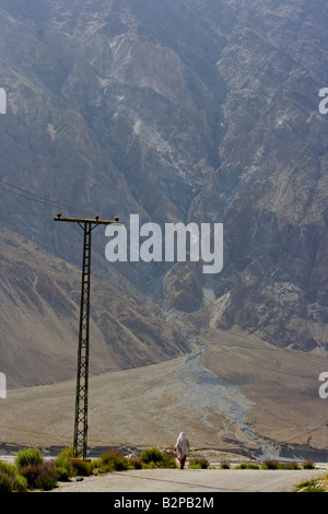 Wakhi Frau auf dem Karakorum Highway in Passu Nordbereiche Pakistan Stockfoto