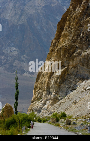 Wakhi Frau auf dem Karakorum Highway in Passu Nordbereiche Pakistan Stockfoto