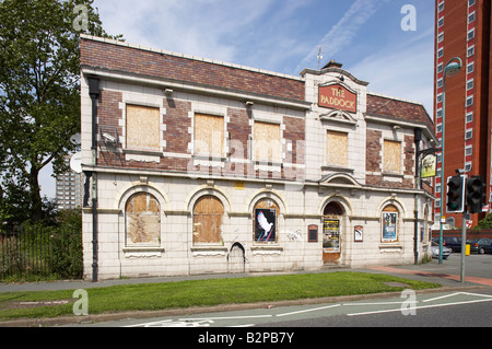 Die Paddock-Kneipe geschlossen und mit Brettern vernagelt in Salford, Großbritannien Stockfoto