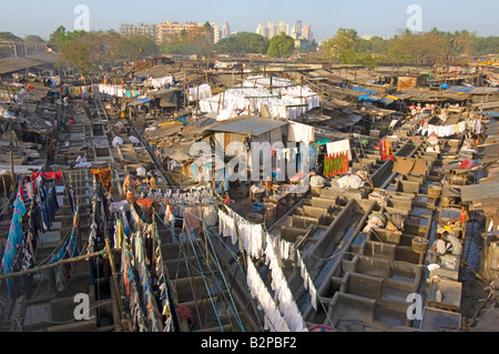 Weitwinkel-Ansicht der Mahalaxmi Dhobi Ghats wo arbeiten Menschen Extrememly schwer Waschen von Kleidung von Hand in Open-Air-Tröge. Stockfoto