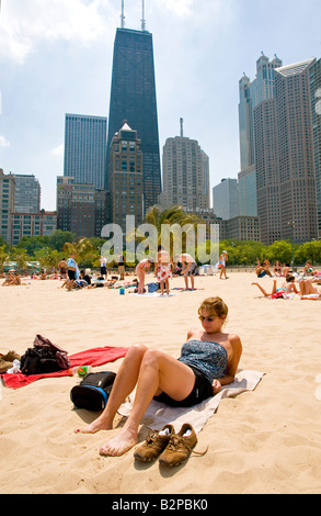 Oak St. Beach & Skyline Chicagos Stockfoto