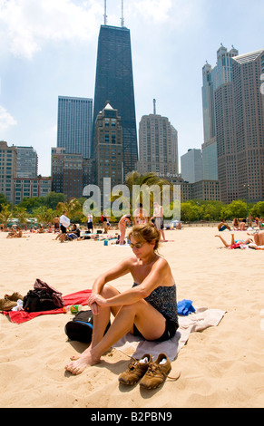 Oak St. Beach & Skyline Chicagos Stockfoto