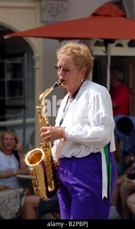 Schwarzes Annis Moriskentänzer Saxophonist bei Warwick Folk Festival 2008 UK Stockfoto