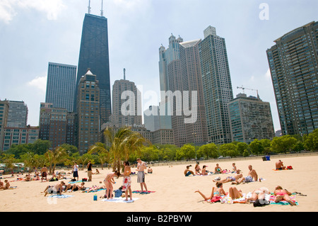 Oak St. Beach & Skyline Chicagos Stockfoto