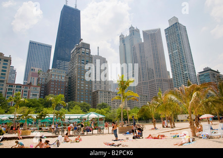 Oak St. Beach & Skyline Chicagos Stockfoto