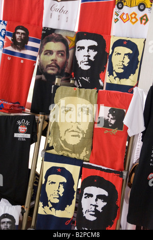 T-Shirts zum Verkauf mit Prints von marxistischen Revolutionshelden Ernesto Che Guevara Havanna Kuba Stockfoto