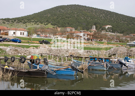 Griechenland Mazedonien Prespa-Seen Psarades Dorf-Blick auf den Hafen und Dorf vom See Stockfoto