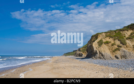 Klippen kiesiger Strand und Meer an einem sonnigen Sommertag bei Overstrand Strand Cromer Stockfoto