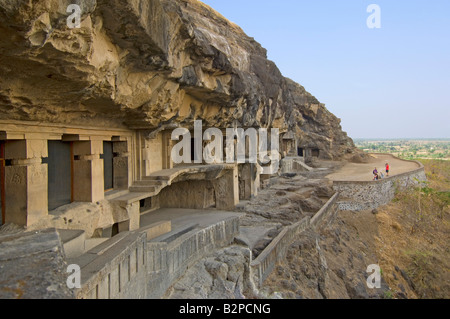 Eine Weitwinkelaufnahme der Ellora Höhlen mit einigen der älteren buddhistischen Höhlen am südlichen Ende von Touristen fotografiert. Stockfoto