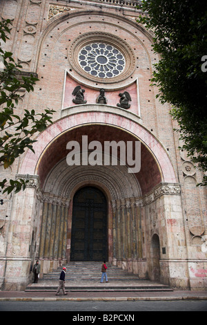 Das reich verzierte Tor der Catedral De La Inmaculada in der Stadt Cuenca, Ecuador. Stockfoto