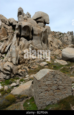 Granit Felsformationen und alte Hütte am Capo Testa Landzunge in Sardinien Stockfoto