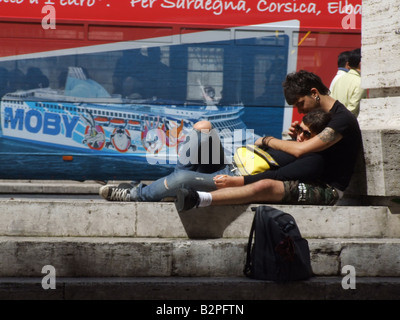 junges Paar sitzt durch den Vatikan, Rom, Italien Stockfoto