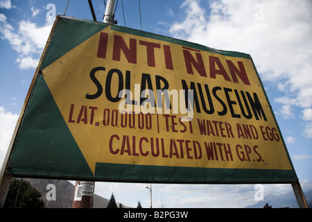Das Zeichen für die Solar Museum Intinian auf der Äquatorlinie in der Nähe von Quito in Ecuador. Stockfoto