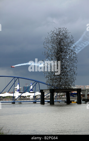 Ein Aerobaticplane fliegen invertiert hinter Antony Gormley Skulptur 'Quantum Wolke' Stockfoto