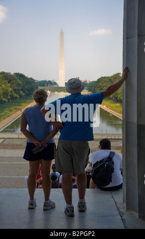 Touristen-Silhouette bei einem Besuch in Washington Memorial und Lincoln Memorial, Washington DC, USA Stockfoto