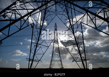 Strommasten mit Strom aus der britischen Energie Dungeness B Kernkraftwerk in der Grafschaft Kent Stockfoto