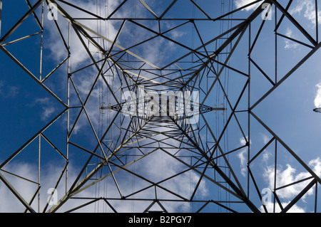 Ein Strommast mit Strom aus der britischen Energie Dungeness B Kernkraftwerk in der Grafschaft Kent Stockfoto