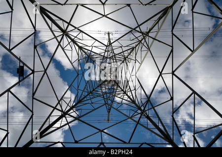Ein Strommast mit Strom aus der britischen Energie Dungeness B Kernkraftwerk in der Grafschaft Kent Stockfoto