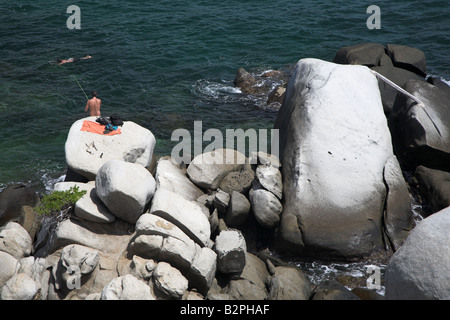 Touristen, die schwimmen und Schnorcheln im Cabo San Juan in nationalen Parque Tayrona in Kolumbien. Stockfoto