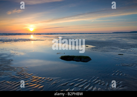 Sonnenuntergang auf einem leeren Strand von Westward Ho Devon England Stockfoto