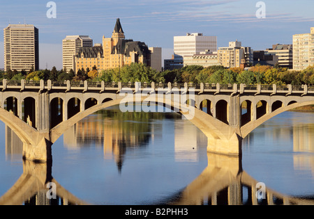 Die Innenstadt von Saskatoon spiegelt sich in den South Saskatchewan River Saskatoon Saskatchewan Kanada Stockfoto