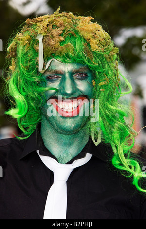 Mann mit crazy grüne Gesicht malen, große rote Lippen & eine grüne Perücke an The Big Chill Festival 2008, Eastnor, Hereford Stockfoto
