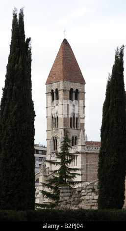 Romanische Lombard Bell Tower von Iglesia de Santa Maria la Antigua Kirche Valladolid Spanien Stockfoto