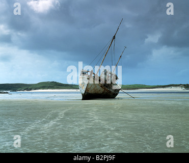 alte Schiff/Fischkutter liegen am Sandstrand Stockfoto