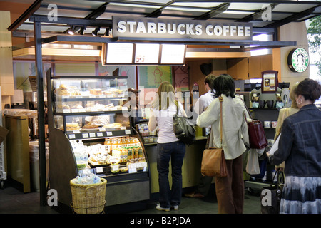 Miami Florida International Airport MIA, Schwarze Schwarze Afrikaner ethnische Minderheit, Erwachsene Erwachsene Frau Frauen weibliche Dame, Mann Männer männlich, Kunden, Linie Stockfoto