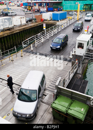 Autos der Verladung in ein Cross-Channel Fähre England UK Stockfoto