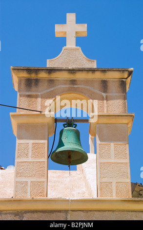 Glockenturm auf kleine traditionelle Dorfkirche Myrtos auf der griechischen Mittelmeer Insel von Kreta GR EU Stockfoto
