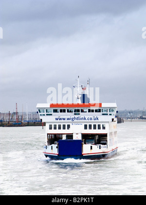 Isle Of Wight Autofähre verlässt Portsmouth Harbour für die Reise über den Solent nach der Isle Of Wight-UK Stockfoto